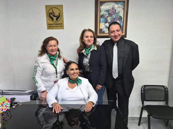 Grupo de cuatro personas reunidas en la oficina sindical de la Sección XVI en León, Guanajuato.