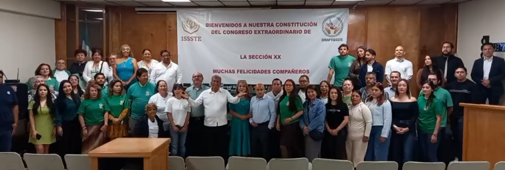 Asamblea de integrantes de SINAPTISSSTE en el acto de constitución de la Sección XX, frente a una manta de la organización