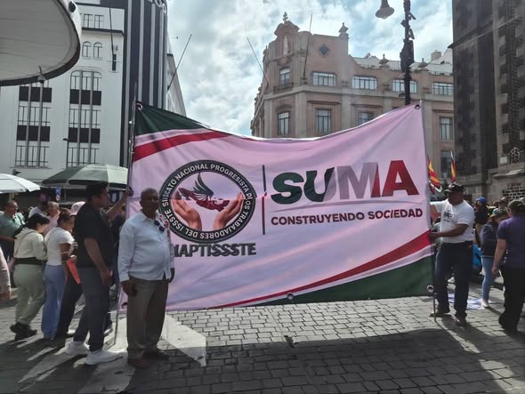Integrantes de SINAPTISSSTE sostienen una bandera del sindicato en la Plaza de la Constitución, durante la actividad del 27 de septiembre de 2026